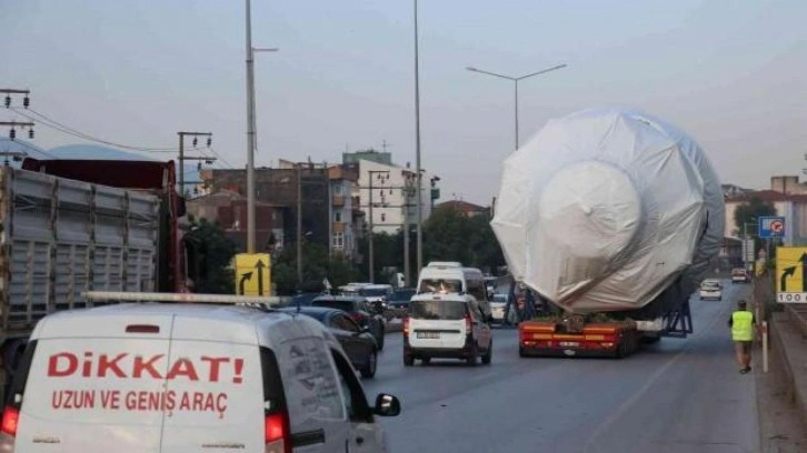 Devasa yük taşıyan TIR şehri birbirine kattı