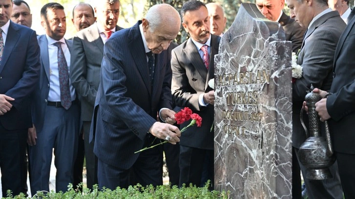 Devlet Bahçeli'den Alparslan Türkeş'in kabrine bayram ziyareti