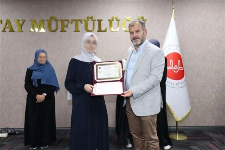 Diploma töreninde tepki çeken olay! Fotoğraflarda kadınların yüzleri buzlandı