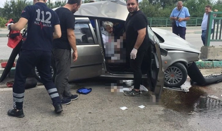 Direğe çarpan otomobilde sıkıştı, itfaiyeciler yaralı kurtardı