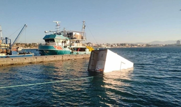 Direksiyonda baygınlık geçirince kamyonetiyle denize düştü