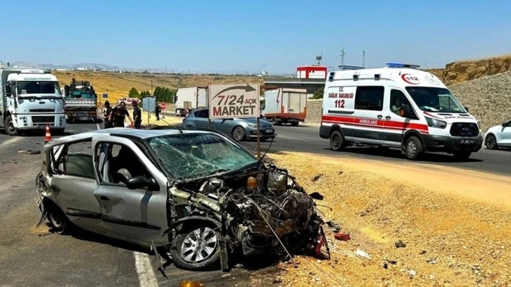 Diyarbakır'da korkunç kaza! Otomobil ile iki tır feci şekilde çarpıştı: