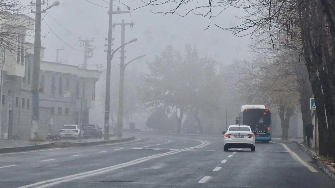 Diyarbakır'da yoğun sis: İstanbul ve İzmir uçak seferleri iptal edildi