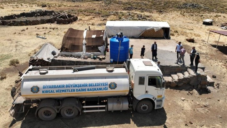 Diyarbakır’da hayvanlar için yaylalara tankerlerle su taşınıyor!