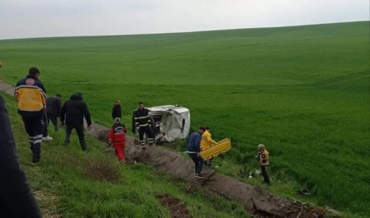 Diyarbakır'da işçi servis minibüsü devrildi: 3’ü ağır, 9 yaralı