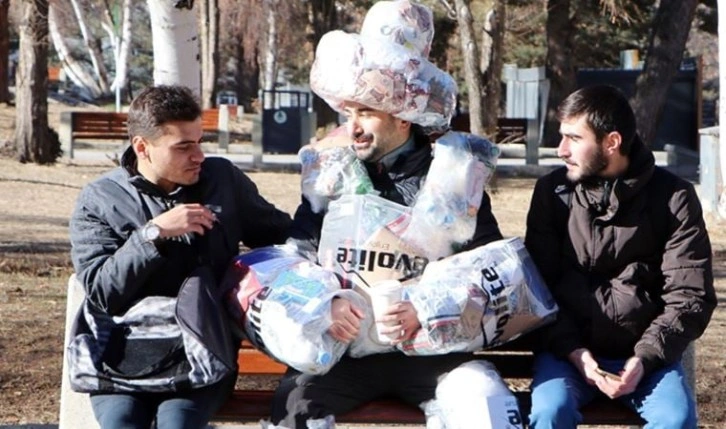 Doğaya vereceği yükü, tasarladığı 'çöp elbiseyle' sırtında taşıdı