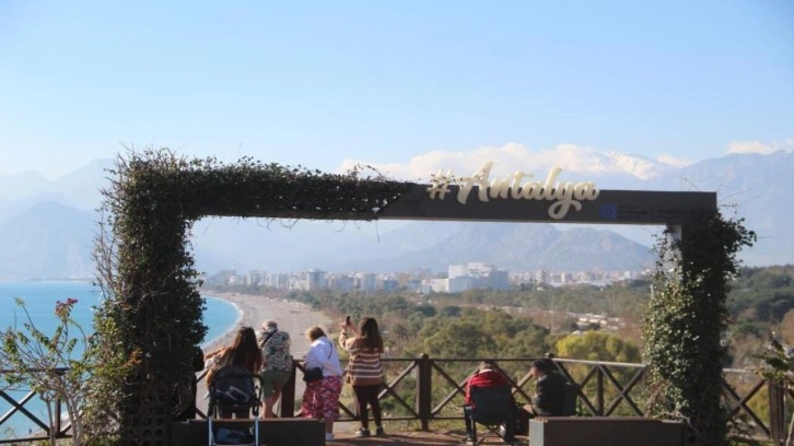 Doğuda kar esareti, Antalya'da 20 derecede deniz keyfi