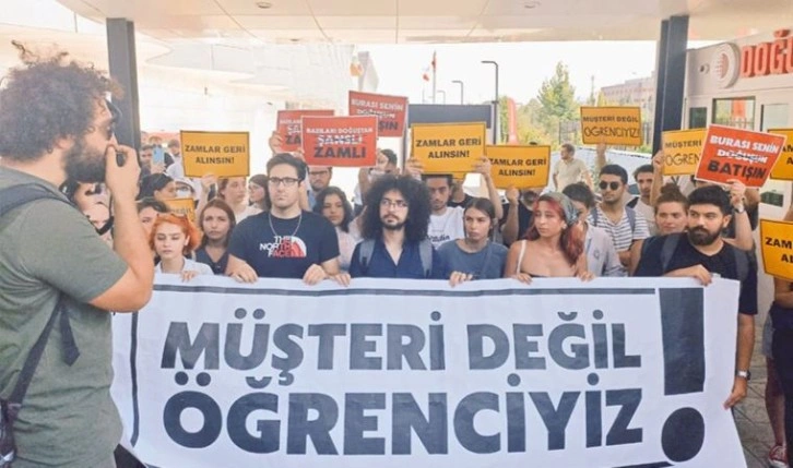 Doğuş Üniversitesi'nde fahiş zamları protesto eden 2 öğrenciye uzaklaştırma