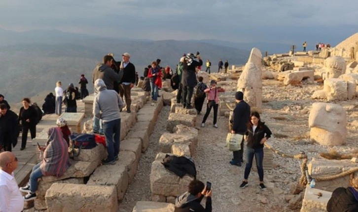 Dünya mirası Nemrut'un bu yılki ziyaretçi sayısı çeyrek milyona yaklaştı