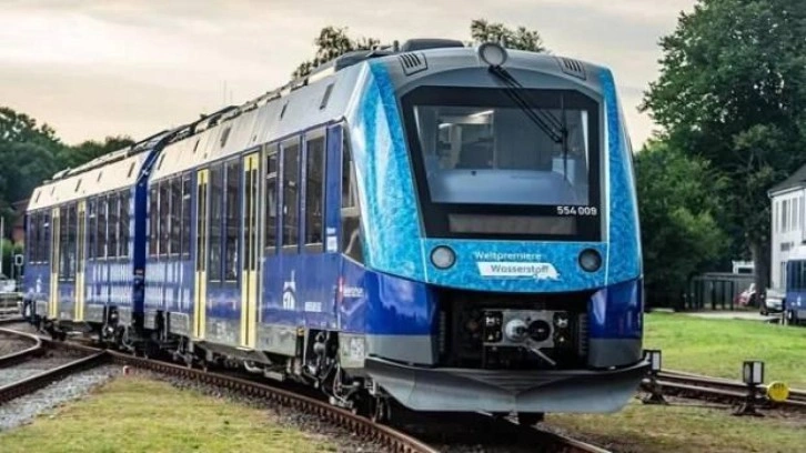 Dünyanın ilk hidrojenle çalışan treni Almanya'da hizmet vermeye başladı