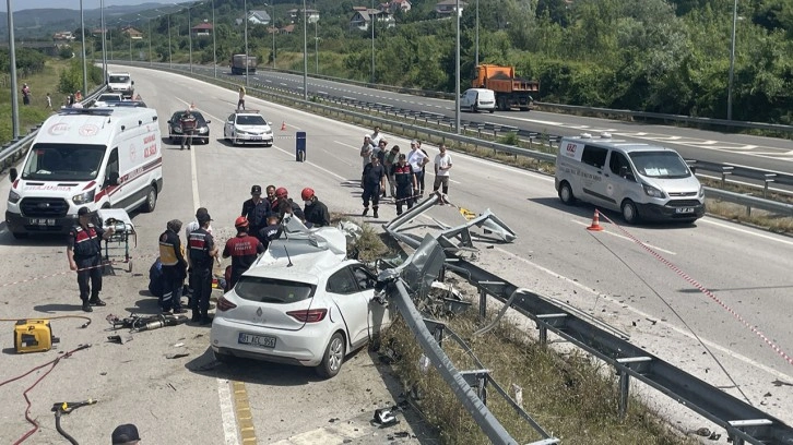 Düzce'de otomobil bariyere saplandı! Sürücü hayatını kaybetti!