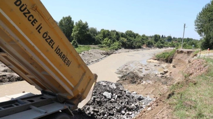 Düzce'de selde ulaşıma kapanan tüm köy yolları açıldı!