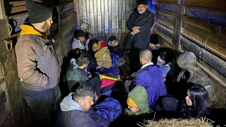 Edirne'de jandarmanın durdurduğu araçtan 17 düzensiz göçmen çıktı!