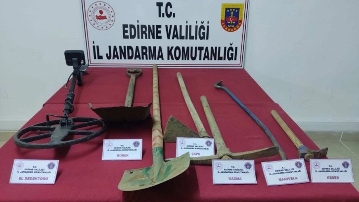 Edirne’de kaçak kazı yapan 4 şüpheli yakalandı