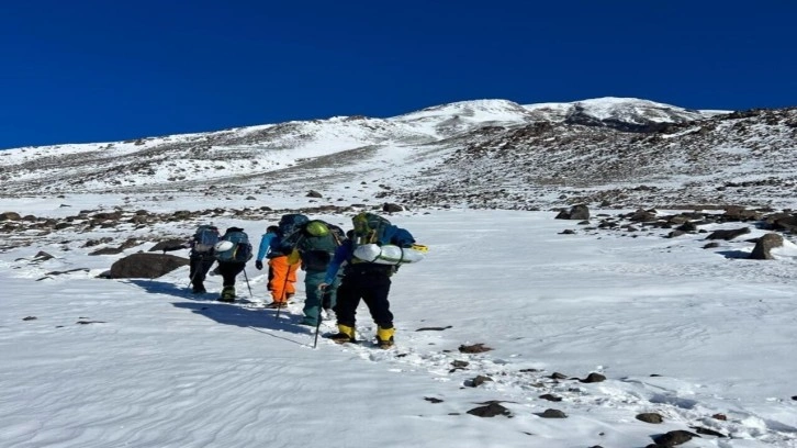 Eksi 33 derecede Türkiye’nin çatısına tırmandılar