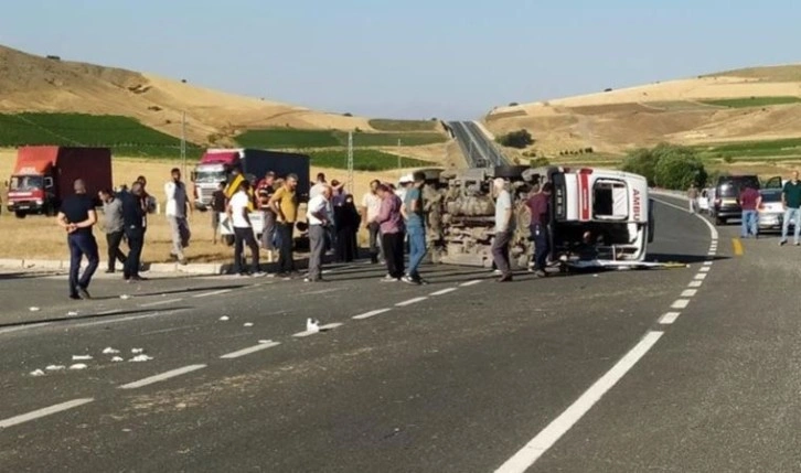 Elazığ’da otomobil ambulansa çarptı: 3 yaralı