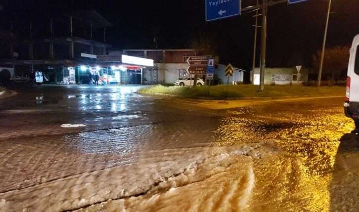 Elazığ'da sağanak: Bingöl kara yolunda ulaşım tek şeritten sağlandı