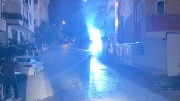 Elektrik panosu patladı, çıkan kıvılcımlar sokağı böyle aydınlattı