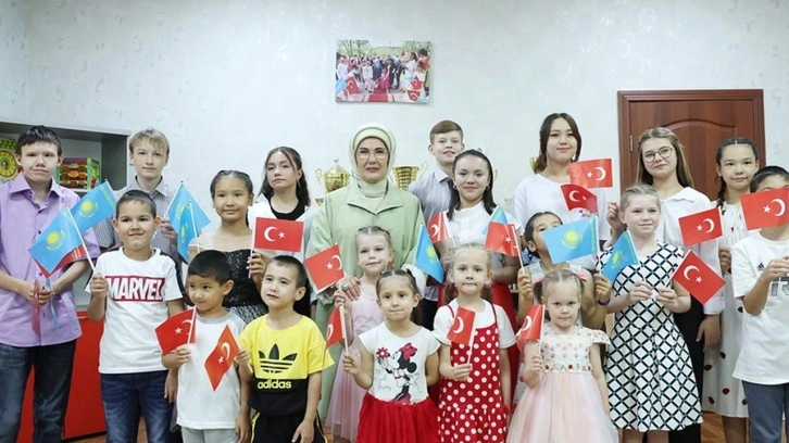 Emine Erdoğan Astana'da yetimhane ziyaret etti