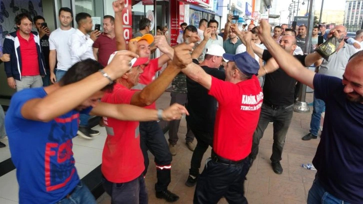 En düşük maaş 8 bin TL oldu: İşçiler davul ve zurna eşliğinde göbek atarak kutladı