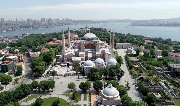 Enflasyon Ayasofya'yı vurdu: Zorunlu tutulan kıyafetlere yüzde 100 zam geldi!