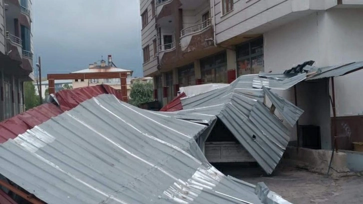 Erciş'te fırtına çatıları uçurdu