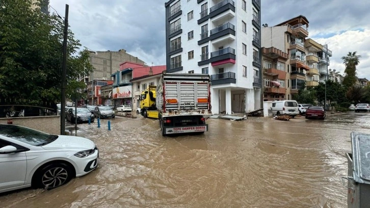 Erdek'te sağanak: Balıkçı tekneleri karaya vurdu, yollar göle döndü