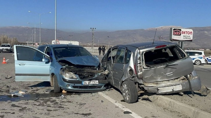 Erzincan'da kaza: İki otomobil çarpıştı