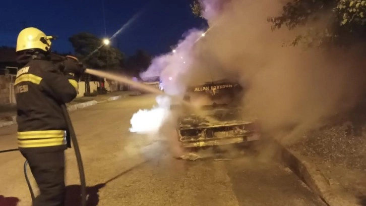 Erzincan'da park halindeki otomobil yandı