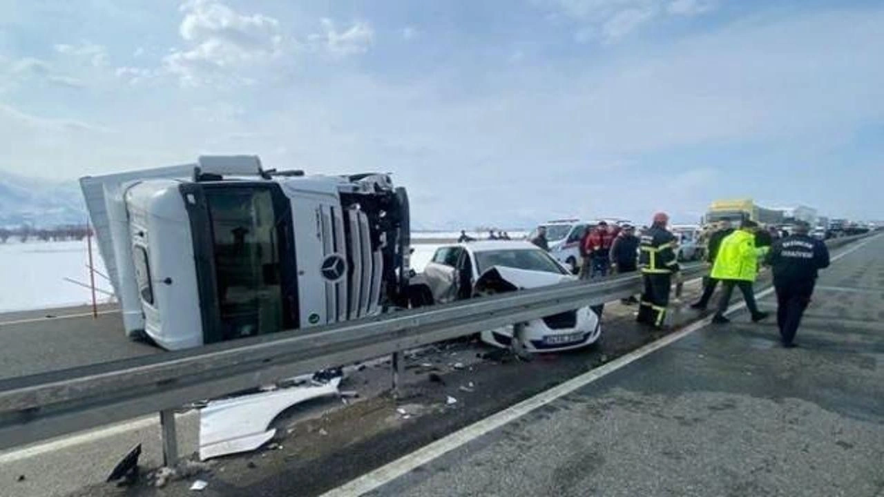 Erzincan’da tır ile otomobil çarpıştı