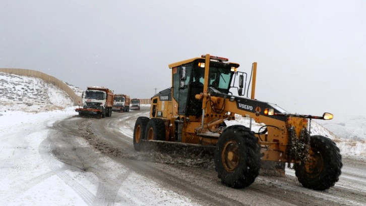 Erzincan şehir merkezinde görülen yağmur yüksek kesimlerde kar yağışına dönüştü