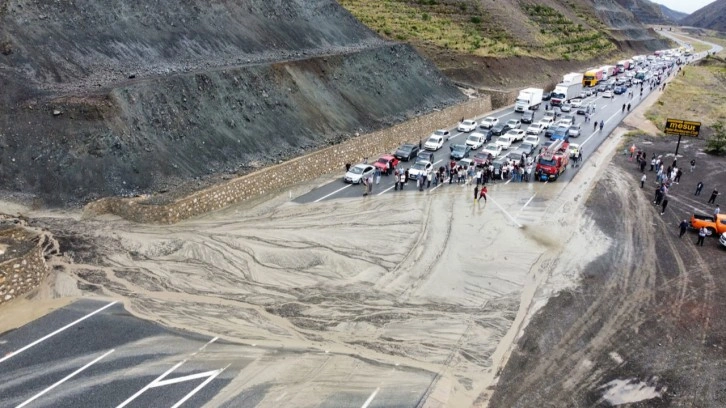 Erzincan-Sivas kara yolu heyelan nedeniyle ulaşıma kapatıldı