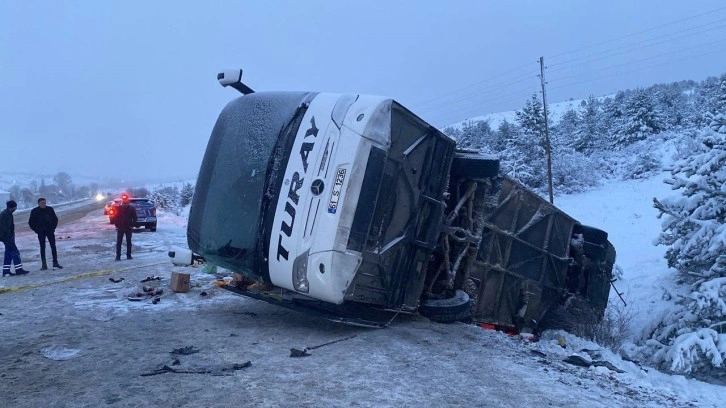 Erzincan ve Yozgat'ta iki yolcu otobüsü devrildi! Ölü ve aralılar var kar yağdı böyle oldu