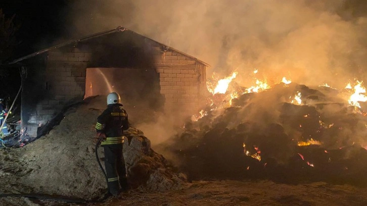 Erzincan'da 100 ton saman bulunan depo yandı!