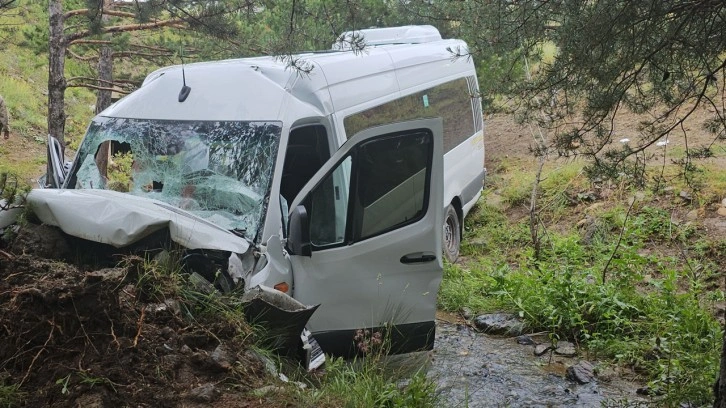 Erzincan'da minibüs şarampole devrildi! 4 kişi öldü, çok sayıda yaralı var