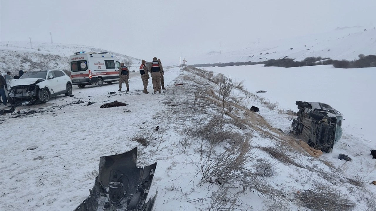 Erzurum'da feci kaza iki araç kafa kafaya çarpıştı: 2 ölü 3 yaralı