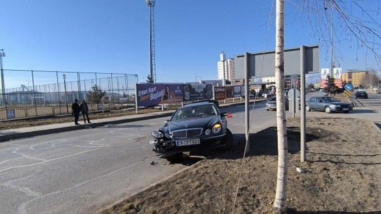 Erzurum’da iki araç kafa kafaya çarpıştı