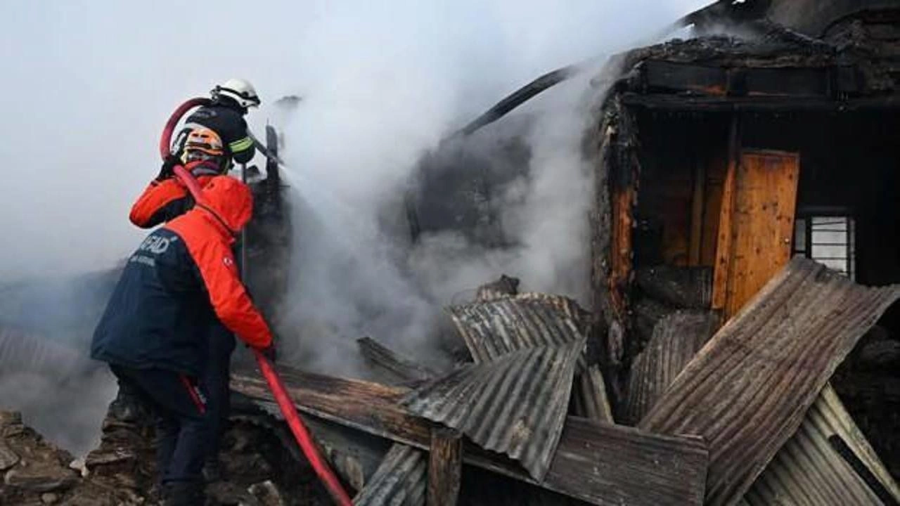 Erzurum'da yangın: 10 ev, 5 ahır ve 3 depo küle döndü