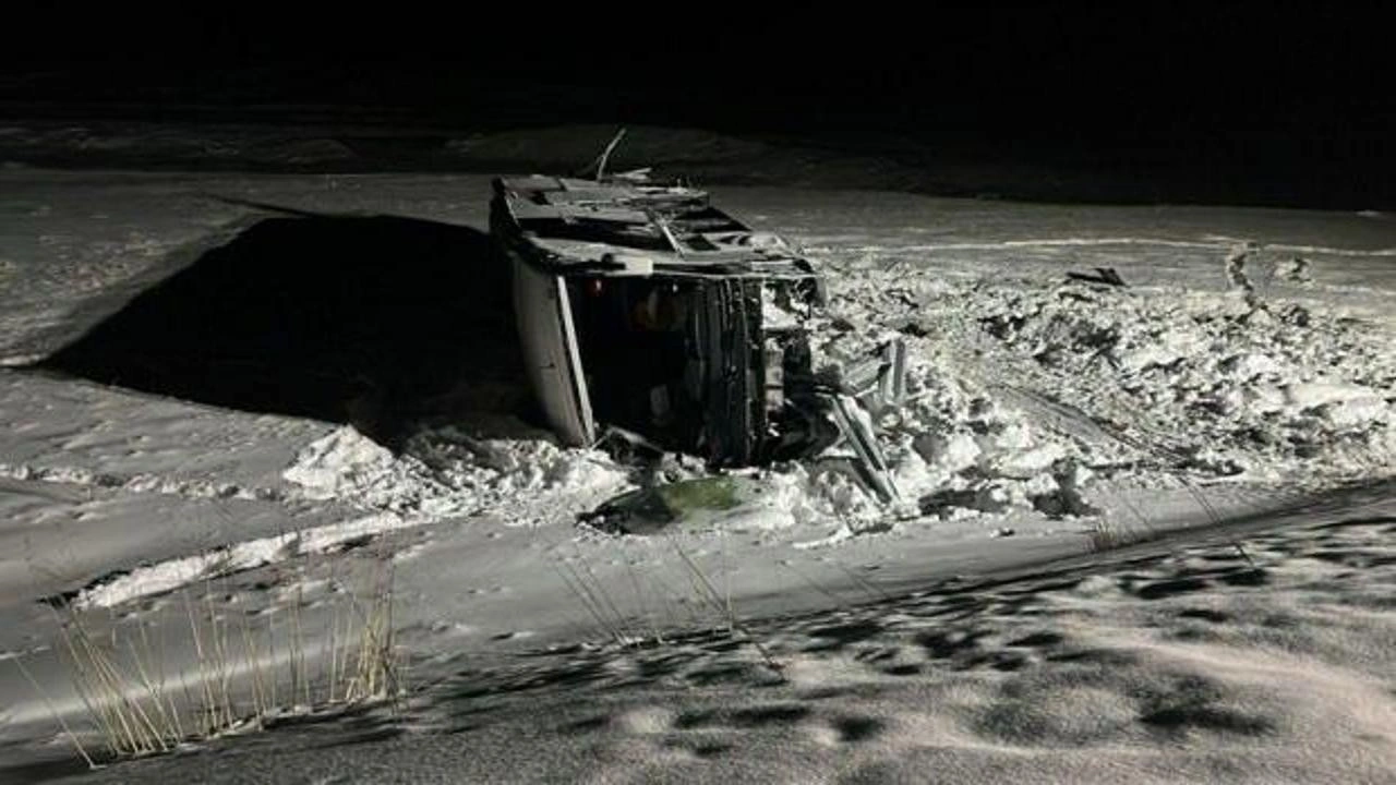 Erzurum'da yolcu otobüsünün devrildiği kazada 37 kişi yaralandı