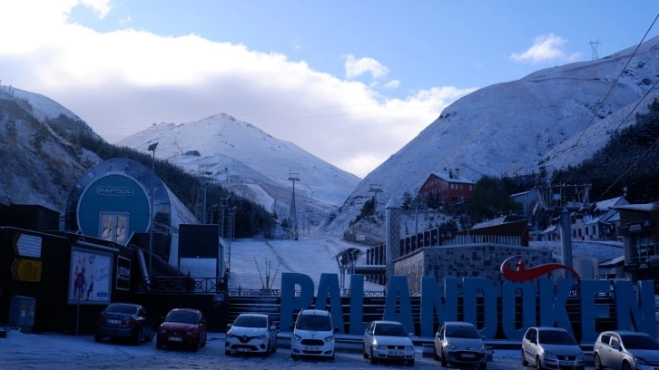 Erzurum Palandöken'de kar etrafı beyaza bürüdü