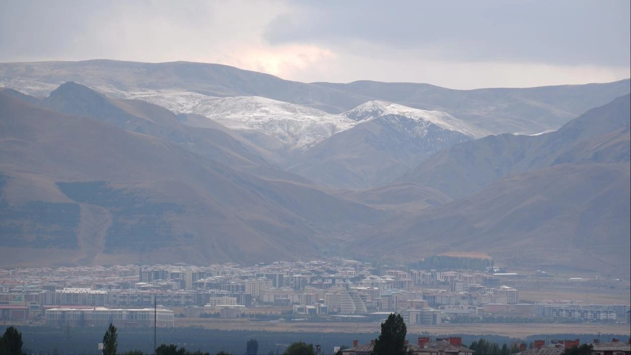 Erzurum şehir merkezine mevsimin ilk karı yağdı