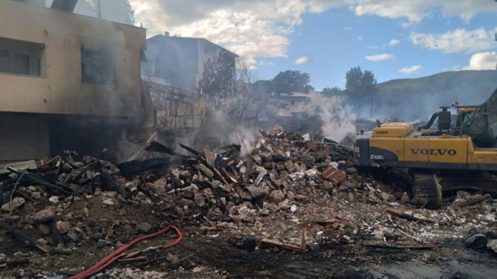 Erzurum'da bir evde çıkan yangın 15 eve sıçradı! 4 saat alev alev yandı