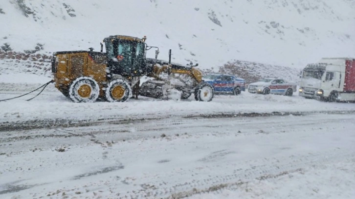 Erzurum'da jandarma karda mahsur olan vatandaşları kurtardı