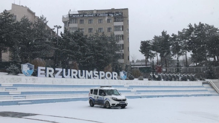 Erzurum’da kar ve tipi etkili oluyor