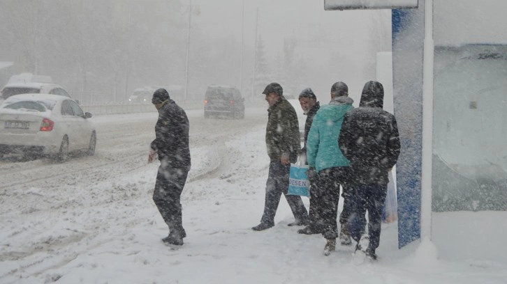 Erzurum’da kar yağışı etkili oluyor