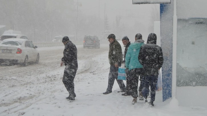 Erzurum'da şiddetli kar yağışı şehri beyaza bürüdü