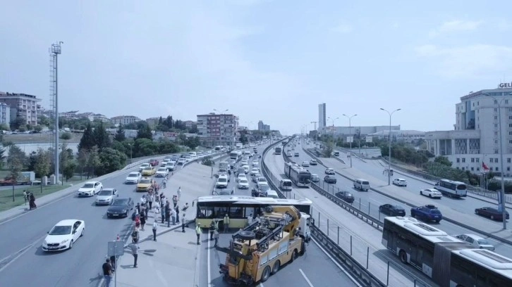 Esenyurt'ta İETT otobüsü direğe çarptı! Trafik kilitlendi...