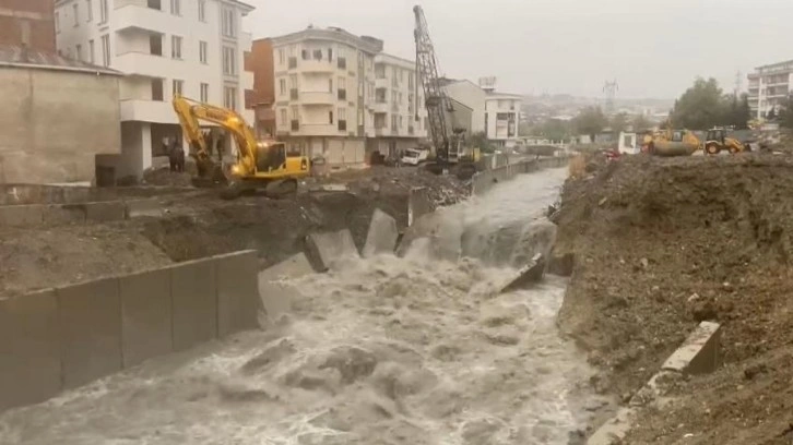 Esenyurt'ta dere taştı, istinat duvarı yıkıldı!