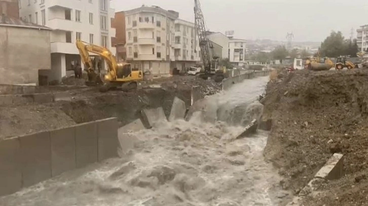 Esenyurt'ta sağanak yağış dere taşırdı; istinat duvarı yıkıldı