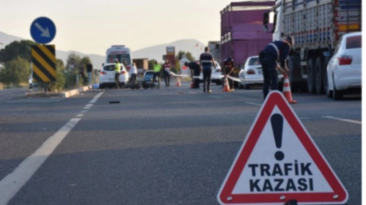 Esenyurt'ta zincirleme kaza trafiği felç etti! 4 araç pert oldu, 3 kişi yaralandı